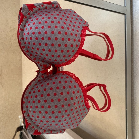 32D Victoria’s Secret bra - Picture 1 of 3